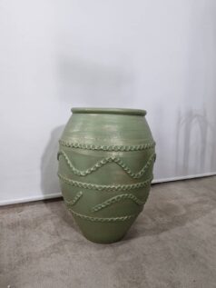 گلدان پتینه شده کنار سالنی