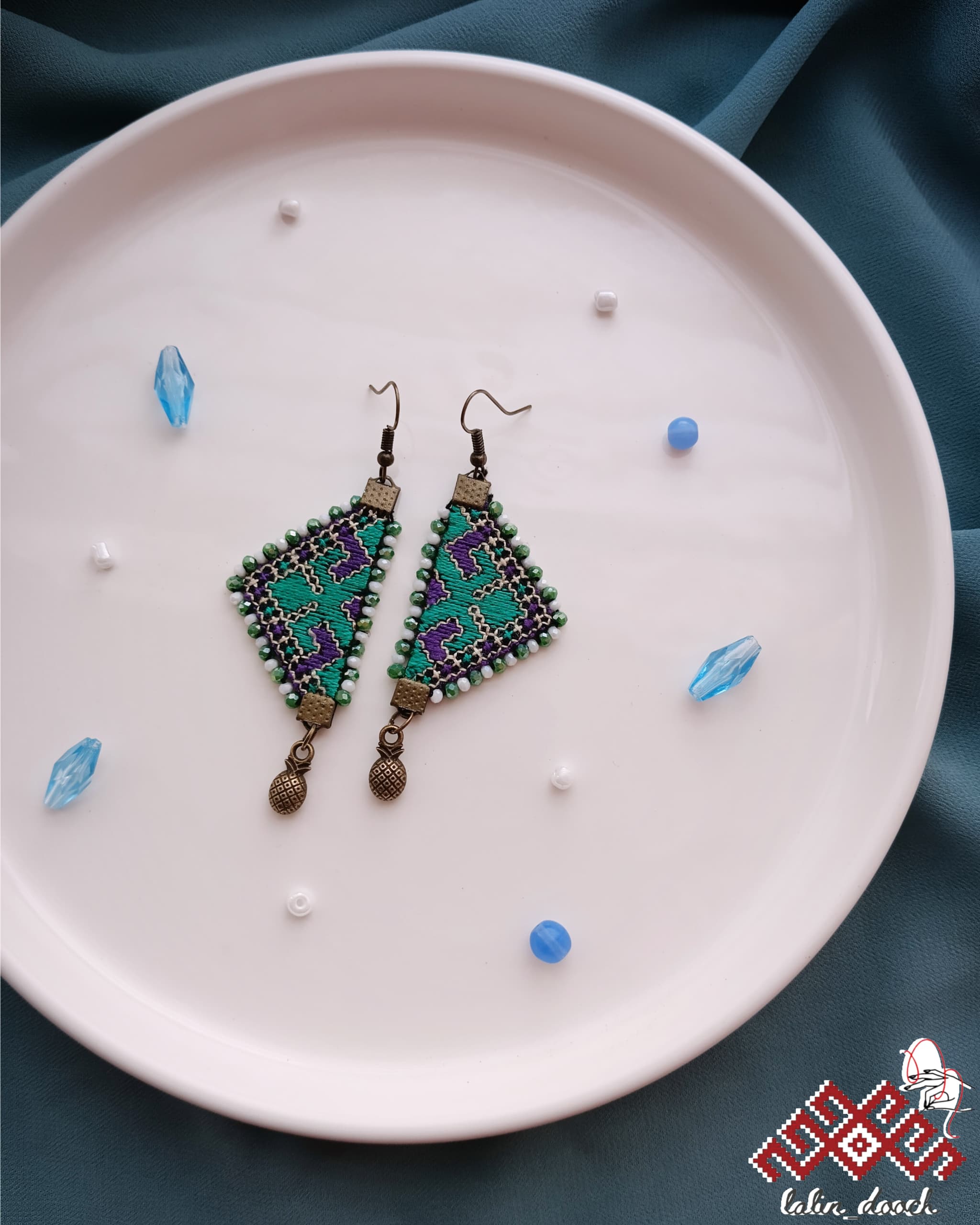 گوشواره سوزن دوزی بلوچی زمرد, ما گالری گوشواره سوزن دوزی بلوچی زمرد - Image 2