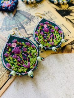 گوشواره گلدوزی شده