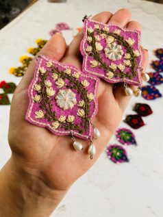 گوشواره گلدوزی شده
