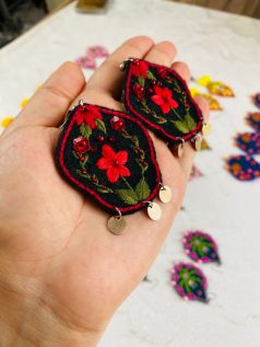 گوشواره گلدوزی شده