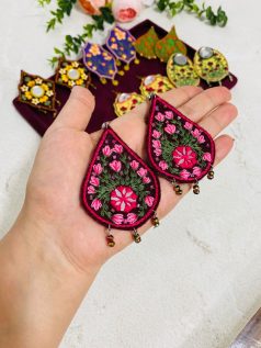 گوشواره گلدوزی شده