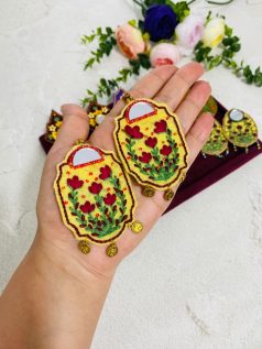 گوشواره گلدوزی شده