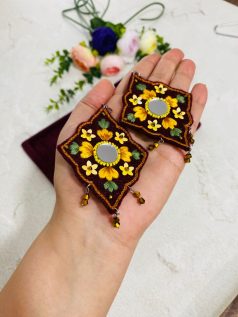 گوشواره گلدوزی شده