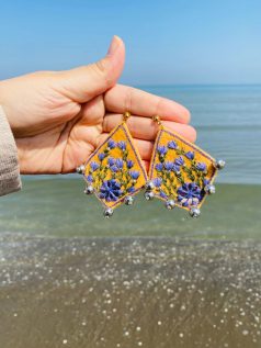 گوشواره گلدوزی شده