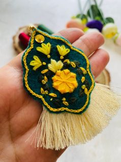 گوشواره گلدوزی شده