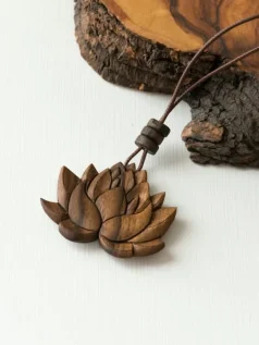 گردن آویز چوبی نیلوفر