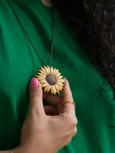 آویز افتابگردون چوبی