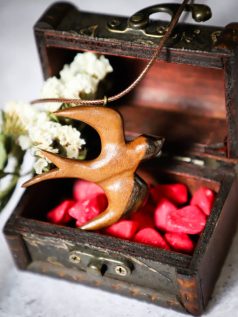 گردنبندپرستوی مهاجر